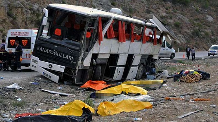 Bus overturns in Turkey, almost 20 injured